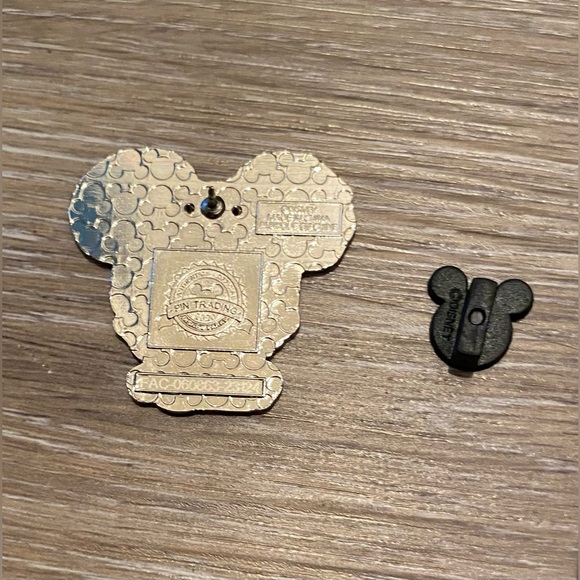 DISNEY PARKS EPCOT WORLD SHOWCASE UNITED KINGDOM MICKEY EARS PIN - Picture 3 of 3